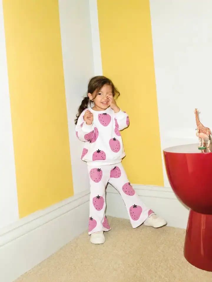 Ensembles de vêtements pour enfants préparés pour la sélection en gros